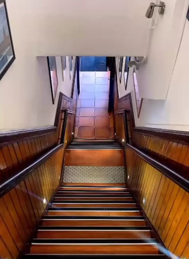 Escalier en bois menant au restaurant au premier étage