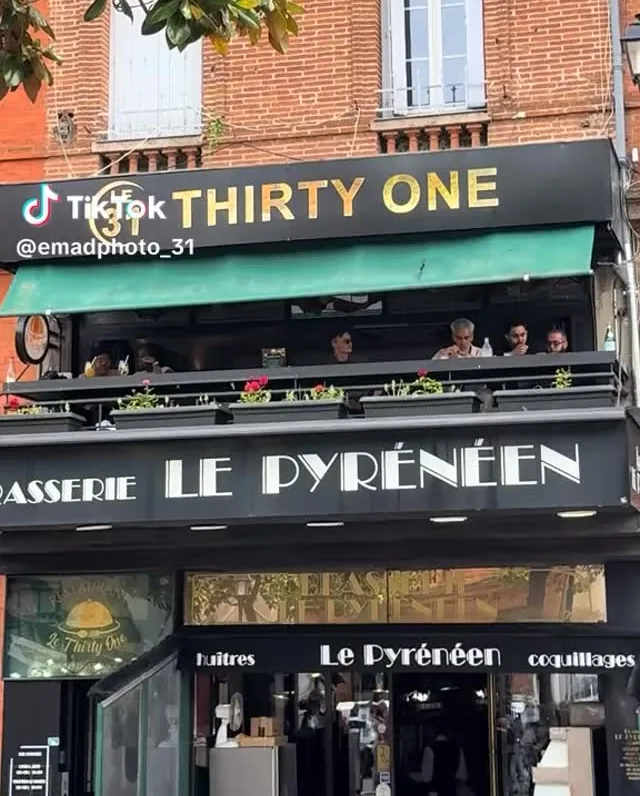 Façade de l'immeuble avec l'enseigne Thirty One au premier étage