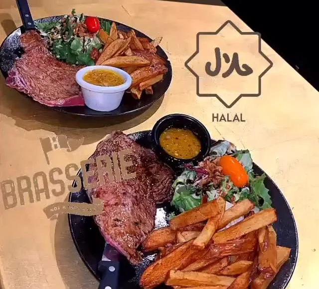 Rumsteck cuisson bleue, frites maison et sauce Thirty One, servis sur assiette noire