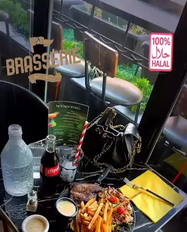 Entrecôte, frites et sauces servies en terrasse au déjeuner